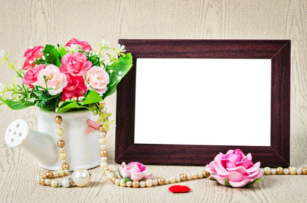 Empty old wooden photho frame with roses. — Stock Photo, Image