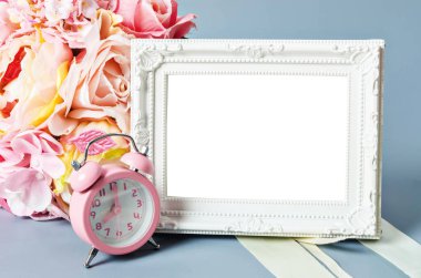 Boş vintage fotoğraf çerçevesi ve pembe çalar saat.