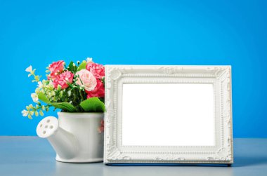 Boş beyaz vintage fotoğraf çerçevesi.