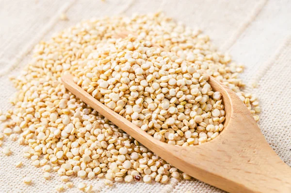 Weiße Quinoa-Samen in Holzlöffel. — Stockfoto