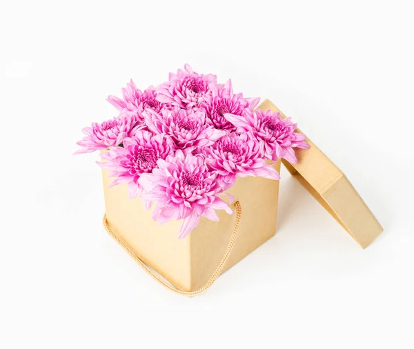 Rosa crisântemo flor na caixa de presente marrom . — Fotografia de Stock