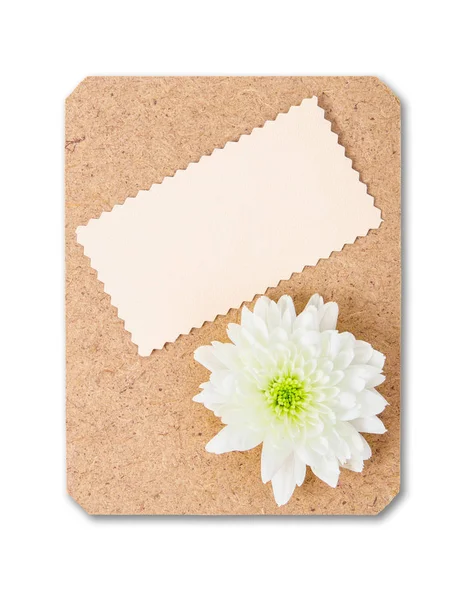 Tarjeta de papel en blanco sobre tabla de madera con flor . —  Fotos de Stock