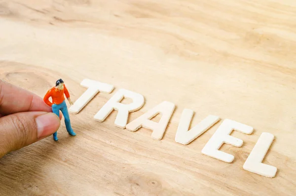 Figura miniatura de mano de joven viajero caminando a Travel —  Fotos de Stock