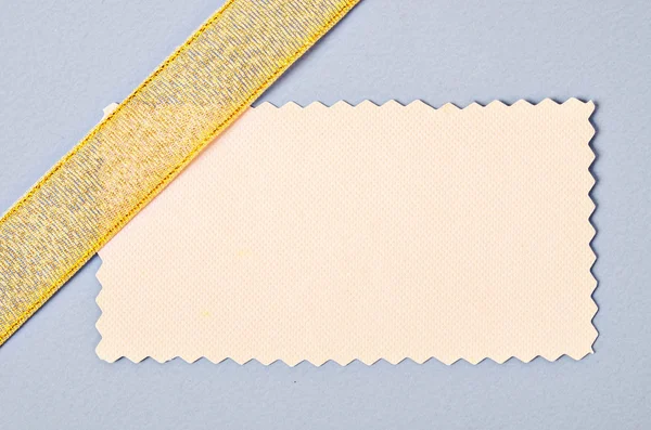 Tarjeta de papel en blanco con cinta de oro . — Foto de Stock