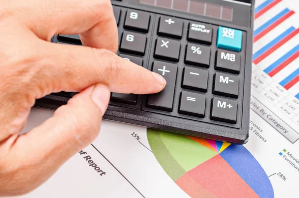 Mujer de negocios pulse el botón de la calculadora en el documento del informe de ventas . — Foto de Stock