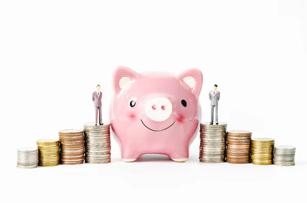 Сбережения свиньи с пачкой монет . — стоковое фото