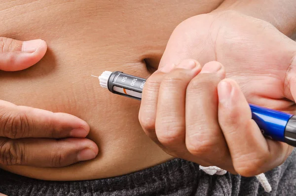 Att göra injektion med insulinpenna eller spruta. — Stockfoto