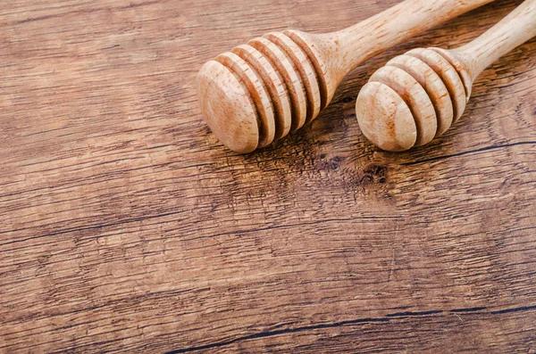 Dřevěné honey naběračky. — Stock fotografie