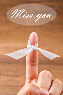 Beyaz kurdele ile el ve metin özledim.