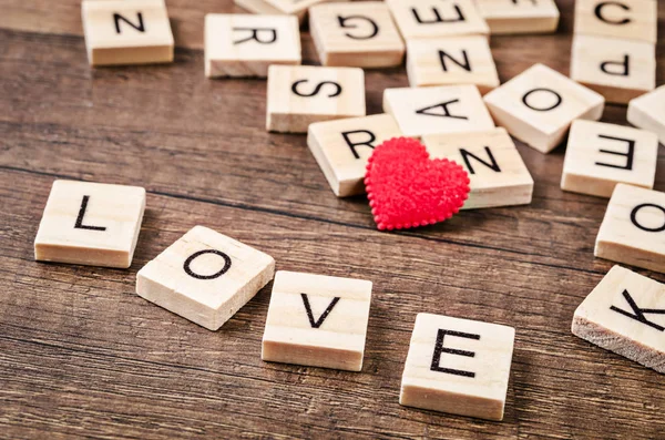 Mensaje de amor escrito en bloques de madera. — Foto de Stock