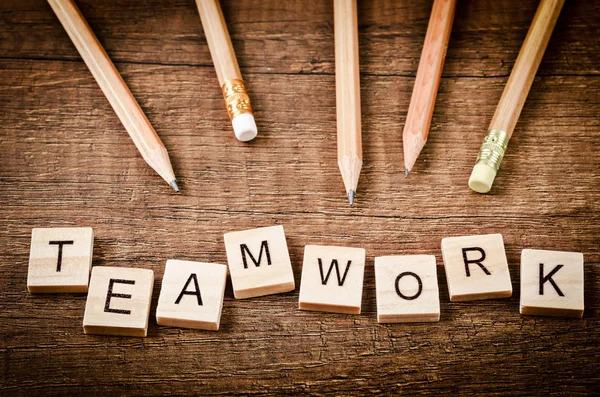 TEAMWORK palavra escrita em bloco de madeira com lápis de madeira . — Fotografia de Stock