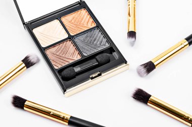 göz farı makyaj fırça set paletindeki.