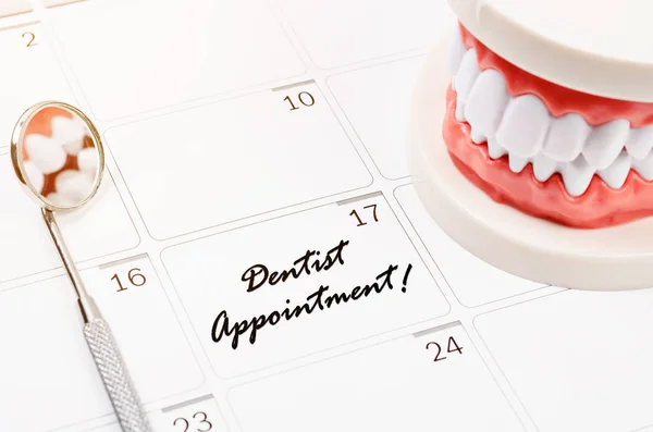 Dentista nomeação palavra na página do calendário . — Fotografia de Stock