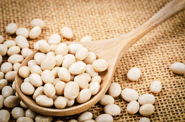 Bílé fazole semena v vařečku. — Stock fotografie