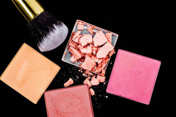 Crushed blush and eyeshadow makeup with brush. — Stock Photo, Image