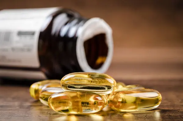 Fiskoljekapslar med omega 3 och vitamin D. — Stockfoto