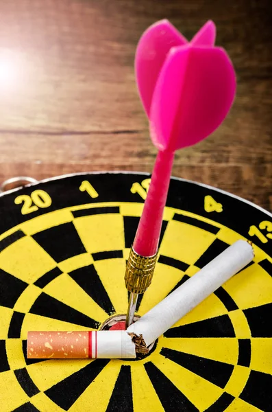 Target dart and arrow with tobacco. — Stock Photo, Image
