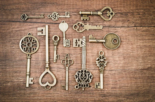 Decoratieve middeleeuwse vintage sleutels. — Stockfoto