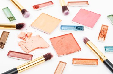 Ezilmiş allık ve göz farı makyaj.