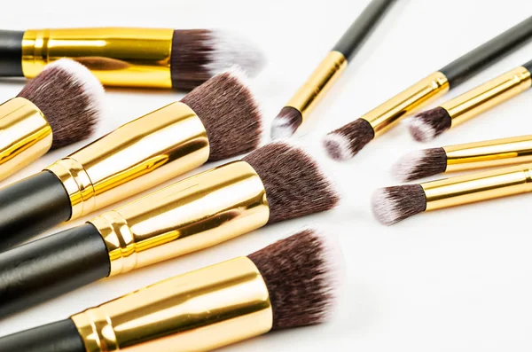 çeşitli makyaj fırçaları.