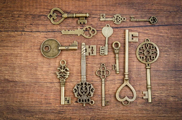 Декоративные средневековые винтажные ключи . — стоковое фото