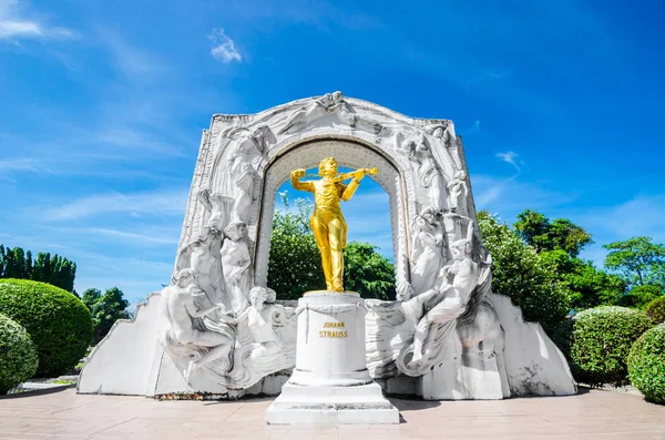 Johann strauss heykeli 