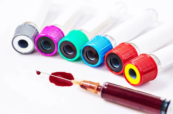 Conjunto de prueba de tubo sanguíneo al vacío con sangre en jeringa . —  Fotos de Stock