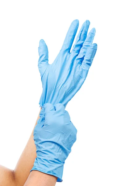 Doctor poniéndose guantes azules protectores . — Foto de Stock