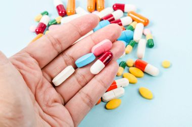 El hap arka plan üzerinde renkli hapları.