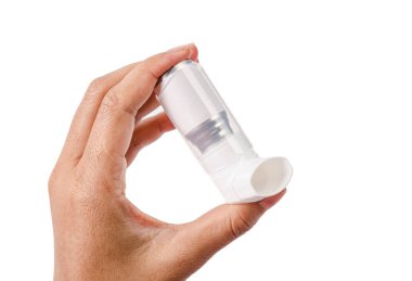 El astım inhaler tutarak.