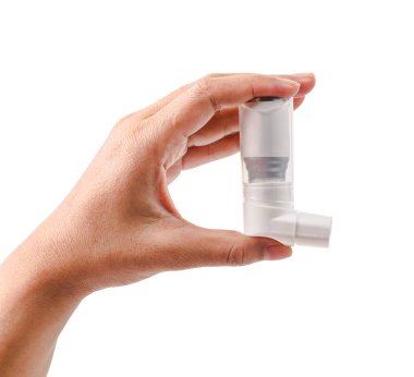 El astım inhaler tutarak.