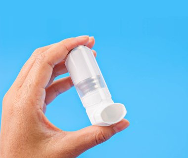 Beyaz astım inhaler tutan kişi.