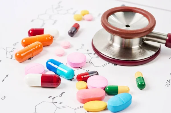 Tas de pilules de couleur et de comprimés avec stéthoscope médical . — Photo
