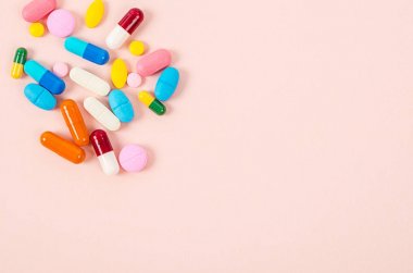 Renkli Tablet ve kapsül hap ilaç yığın.