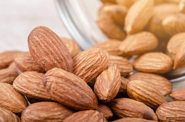 Badem sızıntı şişe yığını.