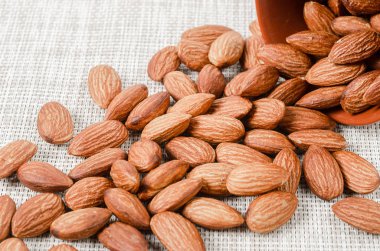 Kase üzerinde çul badem.