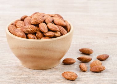 kabın içinde biraz badem kapatın