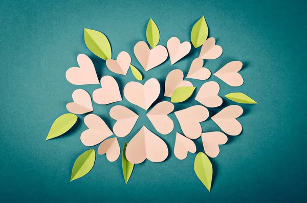 Rosa papper skär hjärta form och blad. — Stockfoto