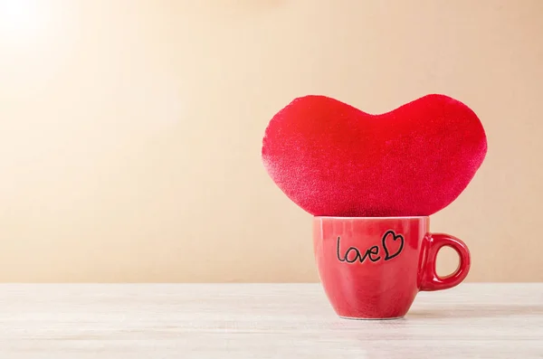 Coração vermelho com café copo vermelho . — Fotografia de Stock
