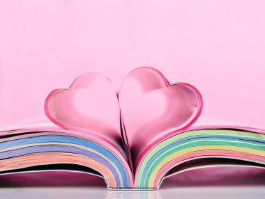 açılan sayfaları ve kalp şeklinde kitap.
