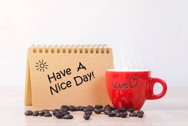 Bir güzel gün ve kırmızı sıcak kahve Kupası