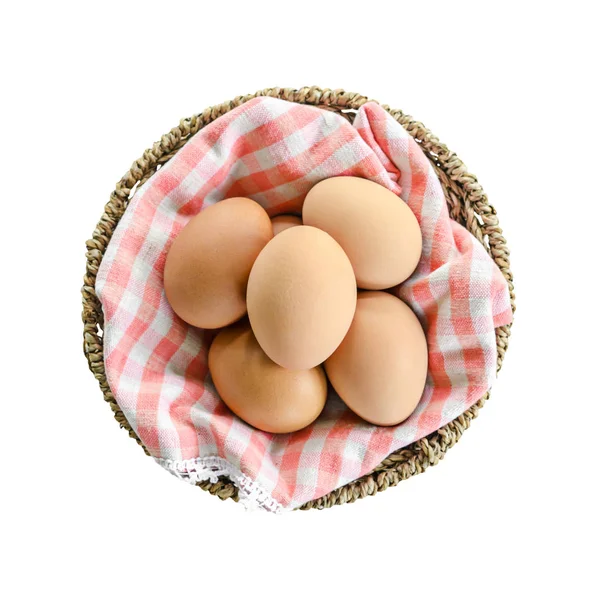 Widok z góry świeżych jaj w koszyku na białym tle. — Zdjęcie stockowe