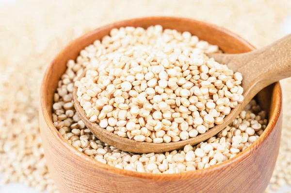 Quinoa semena v vařečka. — Stock fotografie