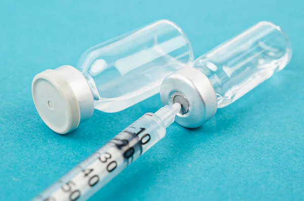 Dose do frasco para injectáveis da vacina com seringa de agulha, vacina de conceito médico — Fotografia de Stock