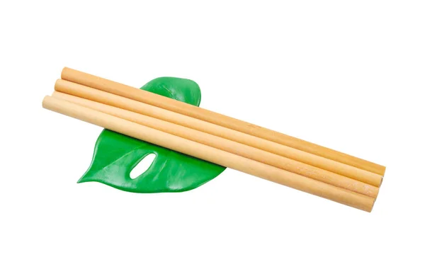Tubo de palhas de bambu para beber água com folha verde . — Fotografia de Stock