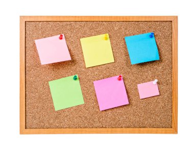 Mantar not panosuna iliştirilmiş boş yapışkan notlar.