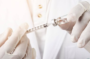 Erkek doktora aşı yapmak, tıbbi konsept..