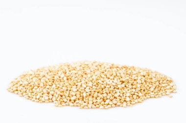 Beyaz arkaplanda kinoa tohumları yığını.