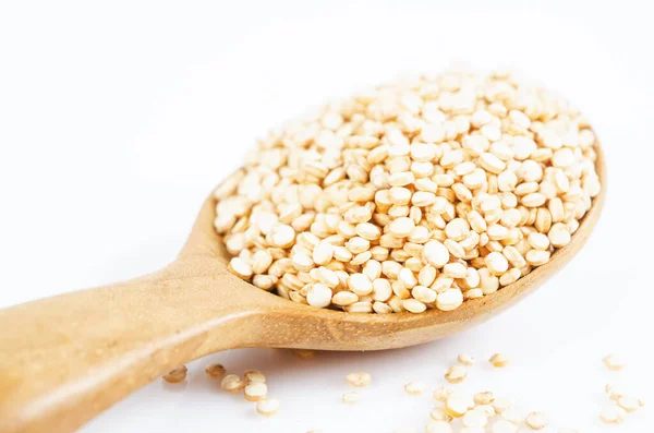 Quinoa Samen Holzlöffel Auf Weißem Hintergrund — Stockfoto