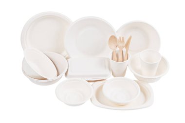 Beyaz arkaplanda beyazlatılmamış bitkisel elyaf besin kutusu ve kağıt bardak, kırpma yolunu kaydet. Doğal fiber eko gıda ve içecek ambalajı. 